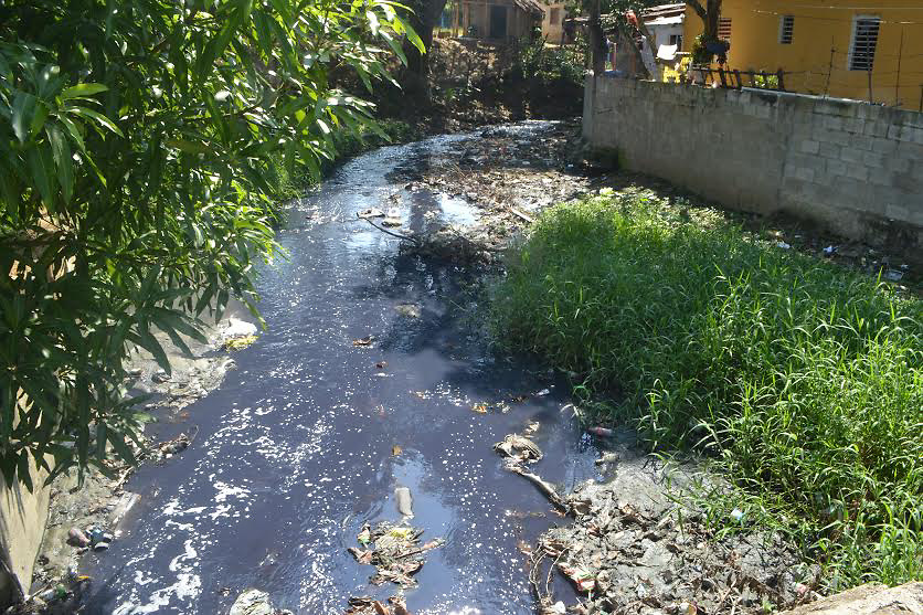 Comunitarios de Canabacoa denuncian contaminación mata su único arroyo