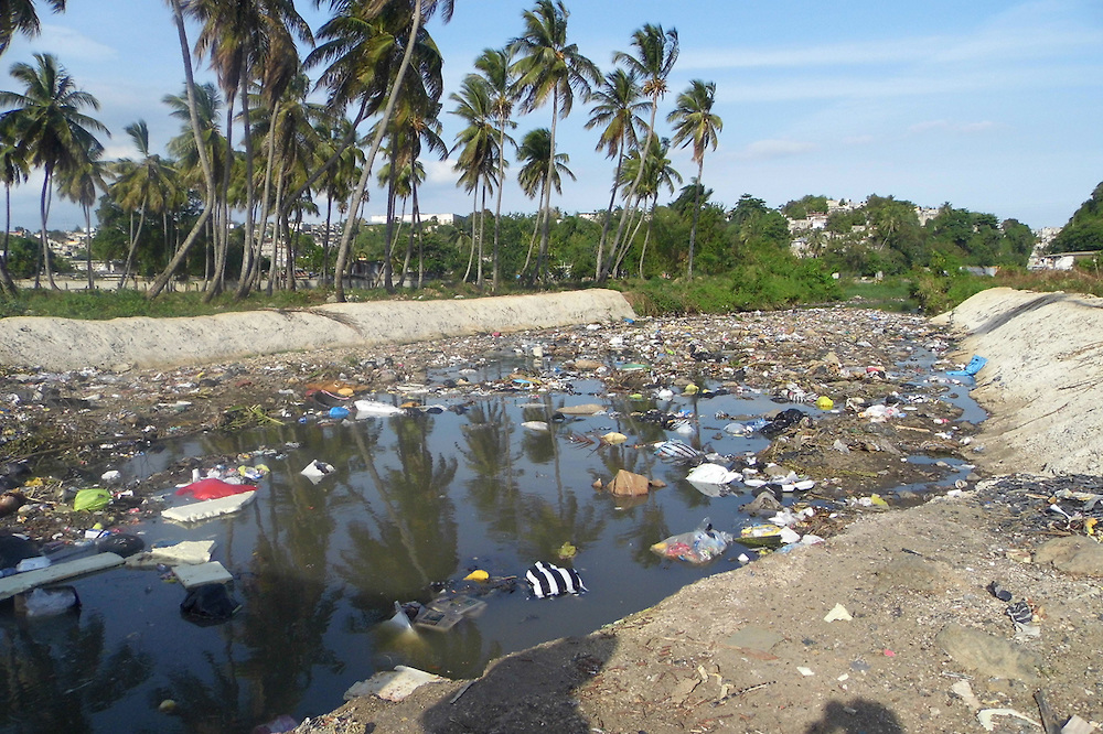 Cuando los servicios escasean en las márgenes del río: Entre los escombros y las condiciones inhumanas