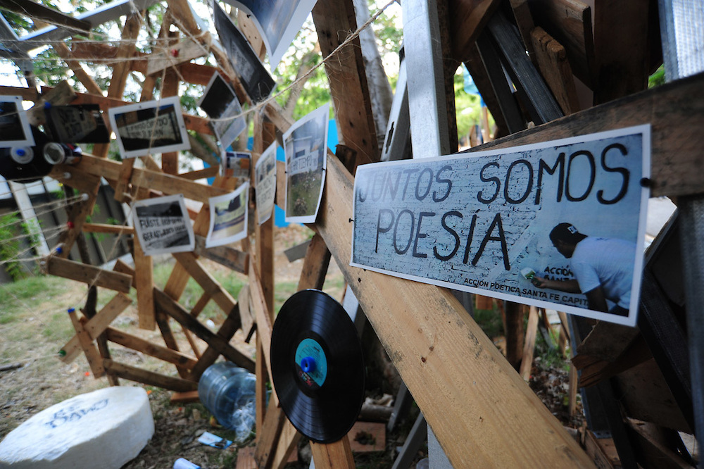 Poesía y reciclaje: Las letras y el cuidado del medio ambiente se combinan en una instalación exquisita
