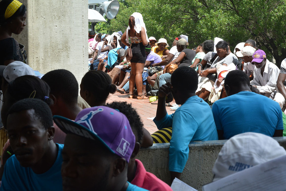 Miles de indocumentados se agolpan para regularizarse en República Dominicana