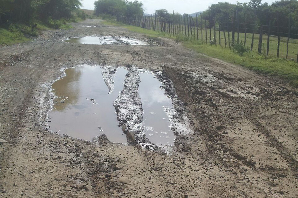 Comunidad protesta en reclamo de construcción de calles