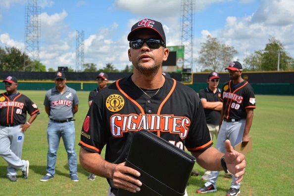 Gigantes despiden a Sauveaur y contratan a Nausel Cabrera como coach de pitcheo