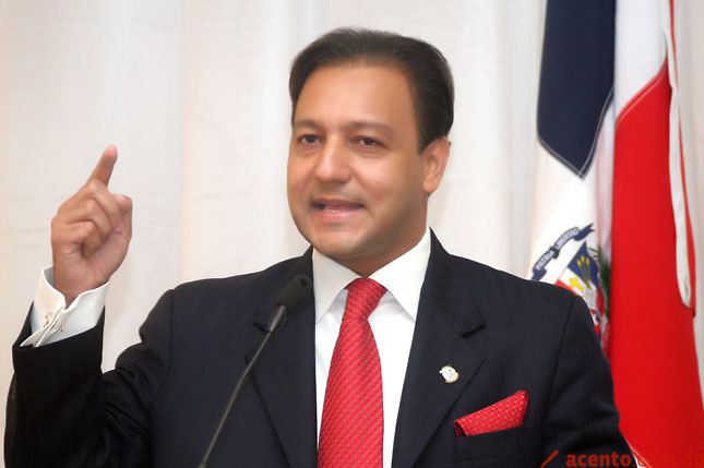 Abel Martínez presenta a los dominicanos de España la Constitución infantil