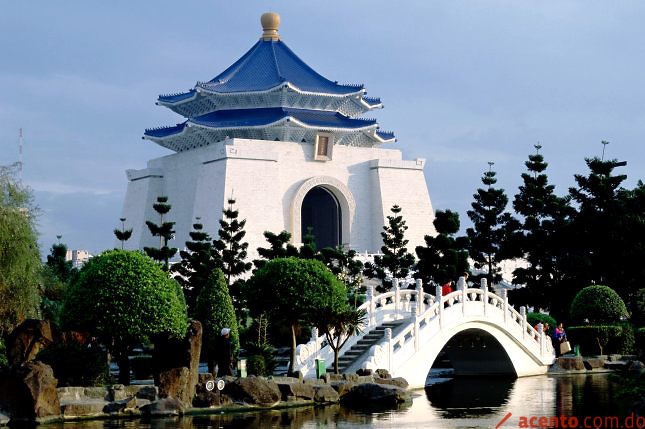 Miles de taiwaneses protestan contra apertura de una cuarta central nuclear