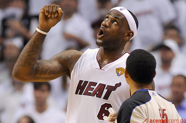 LeBron da palmadita en la cabeza a fanático que lo “extraña”