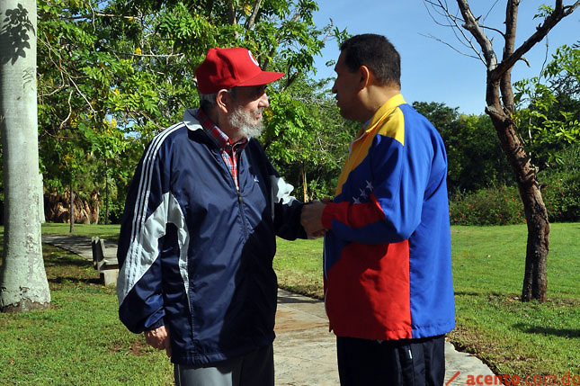 Fidel Castro publica íntegra charla telefónica con Chávez tras golpe de 2002