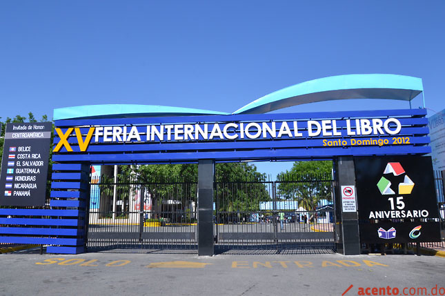 Visitantes y libreros animados en primer día de la feria