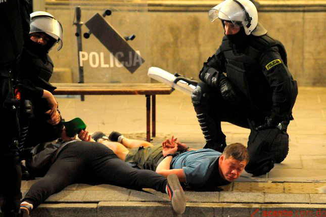 Casi 200 ultras detenidos en Varsovia por incidentes en partido Polonia-Rusia