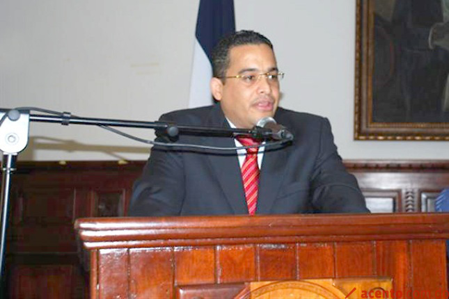 Tribunal declara en rebeldía a ex diputado Julio Horton, acusado de estafa