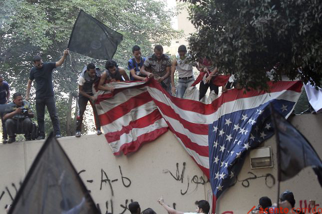 Egipcios penetran en Embajada EEUU en El Cairo y arrancan la bandera