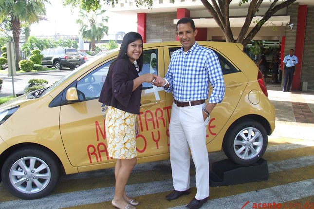 Banco León entrega carro Kia Picanto a cliente ganador de rifa
