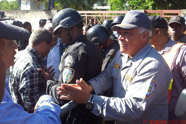 Coronel Francisco Aquino, el mismo de la UASD, dirige policias en el PRD