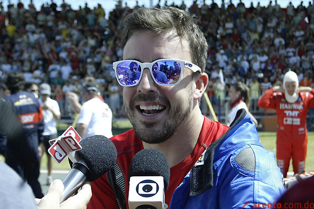 Alonso y Ferrari protagonizan reunión anual de esquí en Madonna