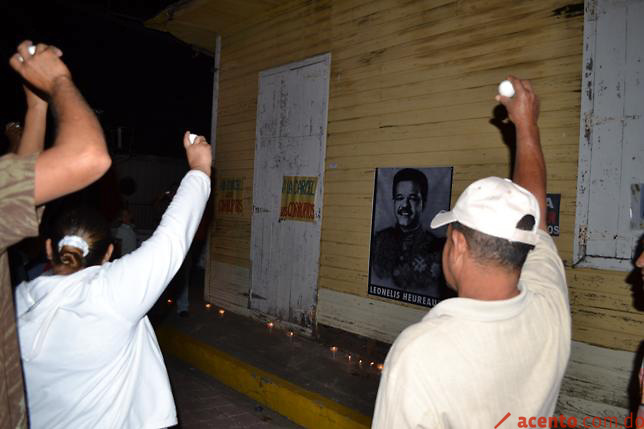 Contra corrupción e impunidad lanzan huevos a foto de Leonel Fernández