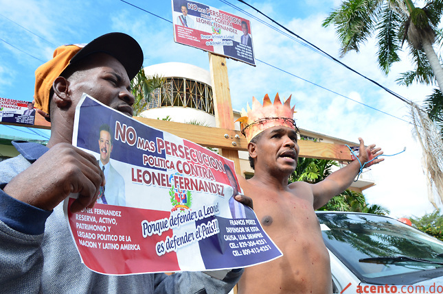 Fanático leonelista se “crucifica” en protesta por acusación de lavado a Leonel