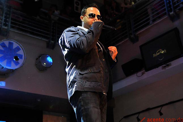 Tony Dize y el Poeta Callejero cantan a los enamorados en Hard Rock Cafe.