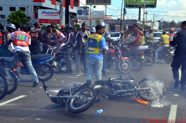 Cientos de motoconchintas se movilizan frente al Ministerio de Industria y Comercio