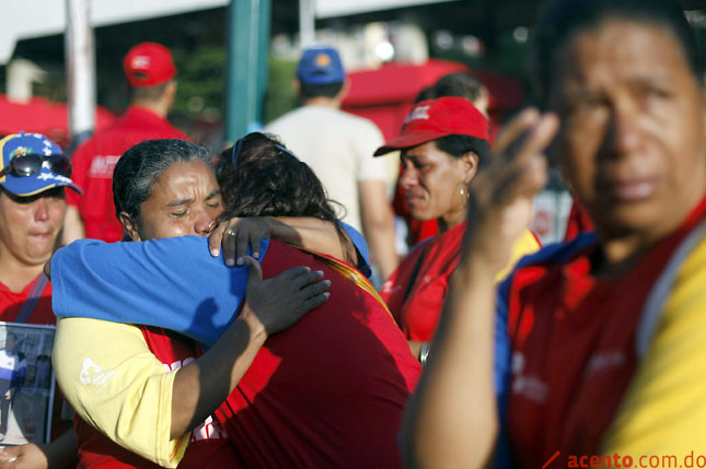 Miles de venezolanos lloran la muerte de Hugo Chávez