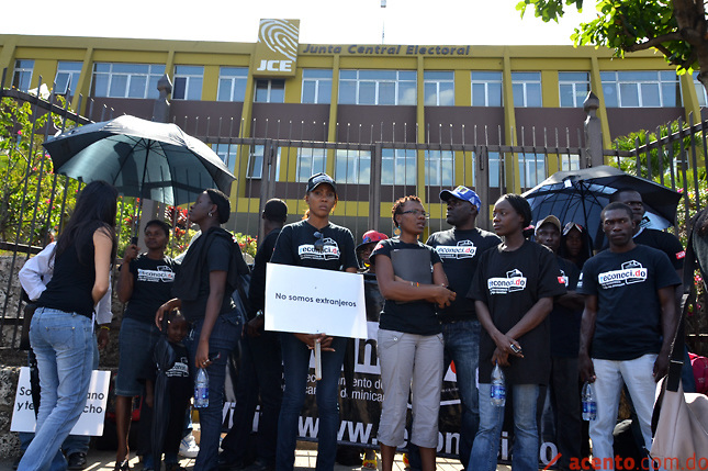 Continúa la vigilia de Reconoci.do frente a la JCE