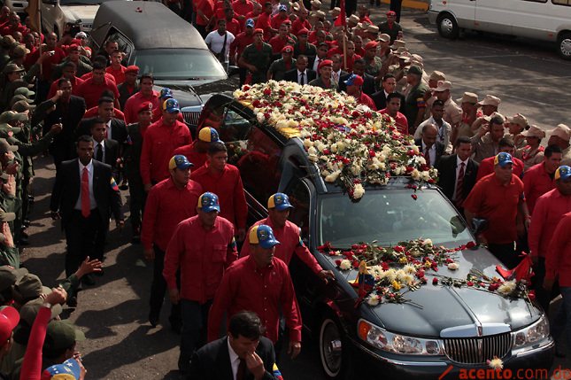 Chavistas se deshacen en lágrimas en último paseo fúnebre de Chávez.