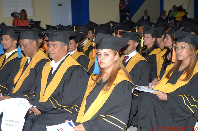UCNE entrega títulos a 288 nuevos profesionales