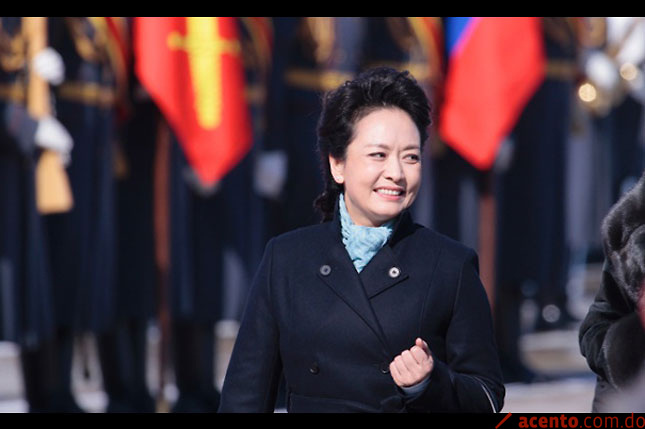 Los chinos se rinden al glamour de su nueva primera dama, Peng Liyuan