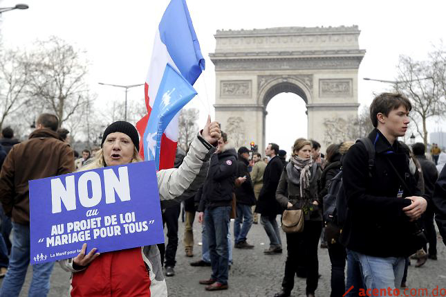 Decenas de miles de derechistas protestan en París contra el matrimonio gay