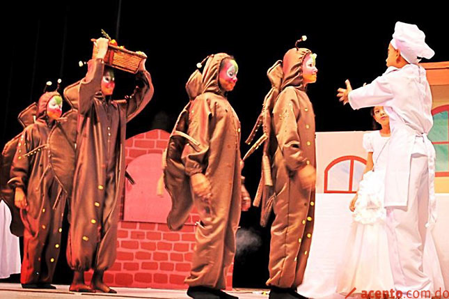 Julio César Valentín inagura el VII Festival de Teatro Escolar de Santiago