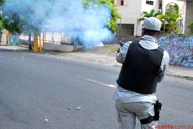 Se enfrentan policías y estudiantes en barrios de San Francisco de Macorís