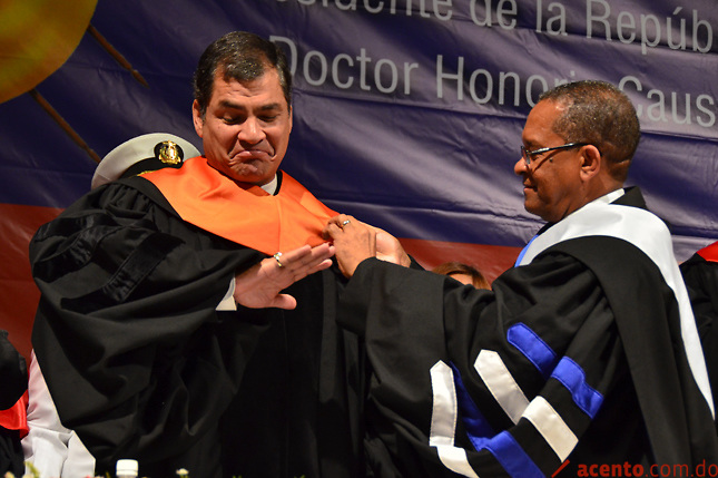 Rafael Correa es investido como “Honoris Causa” en la UASD