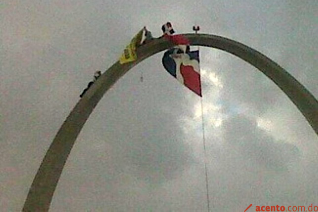 Arriesga vida en lo más alto de Plaza de la Bandera en protesta contra Barrick