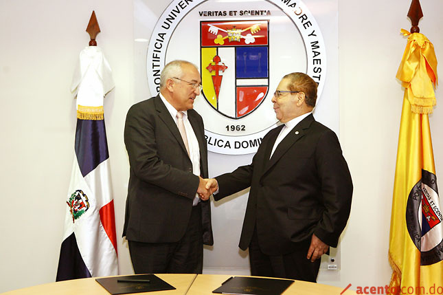 PUCMM y Orange Dominicana firman acuerdo para iniciar programa de pasantías