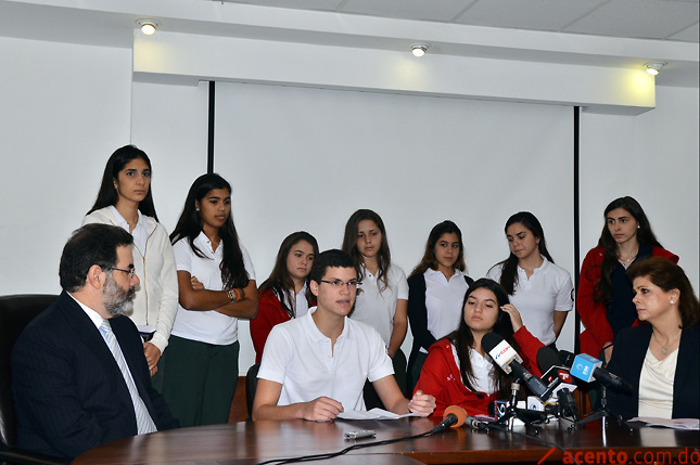 “Un Milagro de Amor”, estudiantes construyen escuela a niños desposeídos