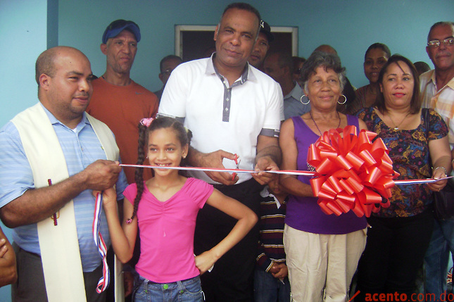 Senador entrega casa y dona electrodomésticos a humilde madre de Bonao