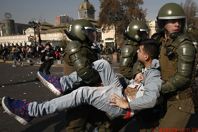 Estudiantes Chilenos protestan en demanda a reformas estructurales a la educación.
