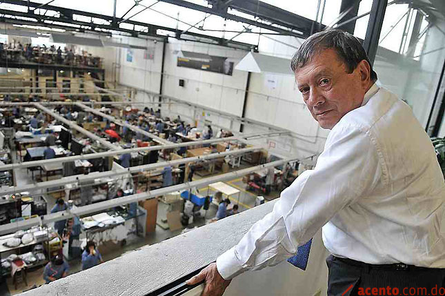 Mario Hernández, el insigne diseñador colombiano del cuero, sigue innovando