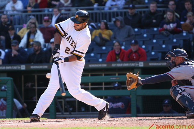 Álvarez sigue caliente y los Piratas ganan