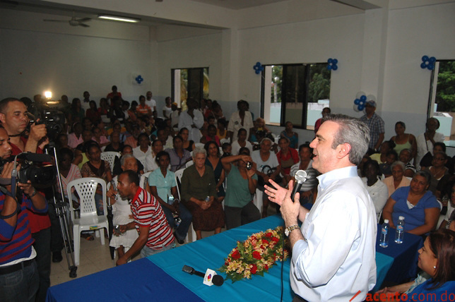 Abinader dice impuesto a las placas desbordaría paciencia de la población