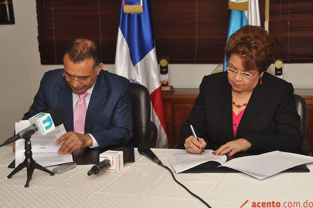 IAD y Ministerio de la Mujer firman acuerdo por mujeres rurales