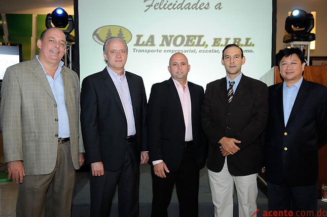 Peravia Motors y grupo La Noel presentan flotilla de autobuses Yutong