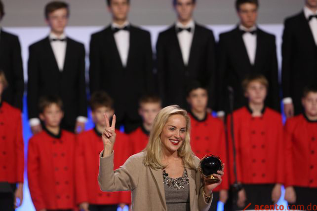 La actriz Sharon Stone, galardonada en Varsovia por su lucha contra el sida