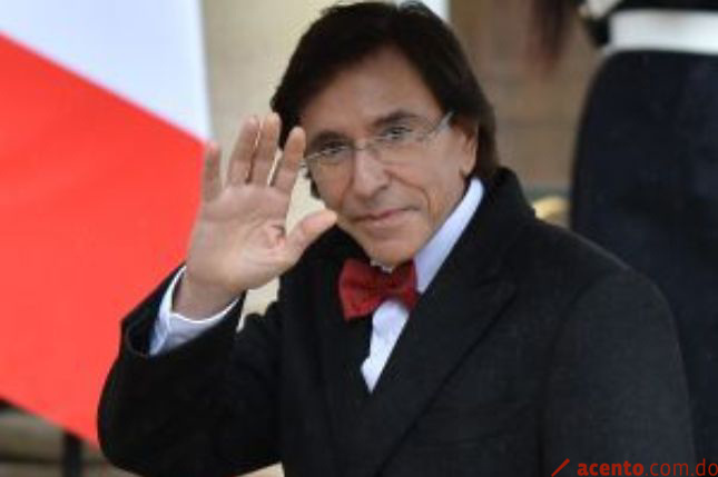 El primer ministro de Bélgica es gay y se dejó besar en televisión por un travesti