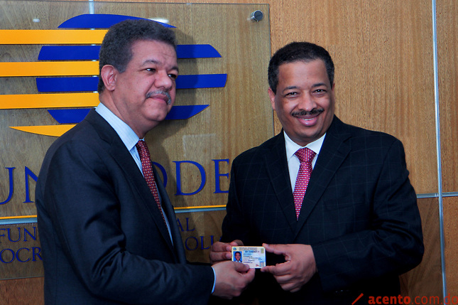 Leonel Fernández recibe su nueva cédula en un centro de cedulación especial en Funglode