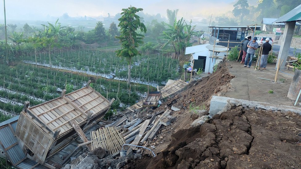 Fuerte terremoto en Indonesia deja al menos 14 muertos