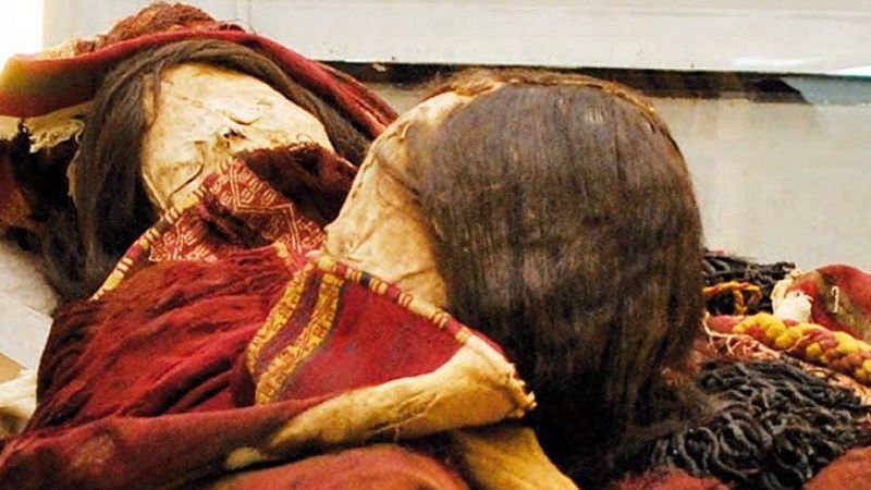 El sorprendente hallazgo de dos momias incas envueltas en trajes con un polvo tóxico en Chile
