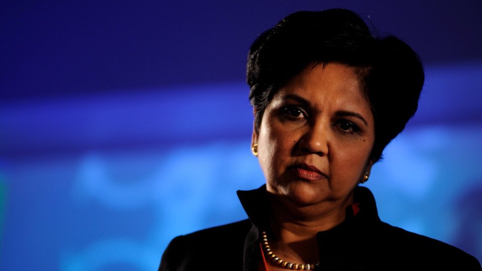 Cómo la jefa saliente de Pepsi Indra Nooyi se convirtió en una de las mujeres más poderosas del mundo de los negocios