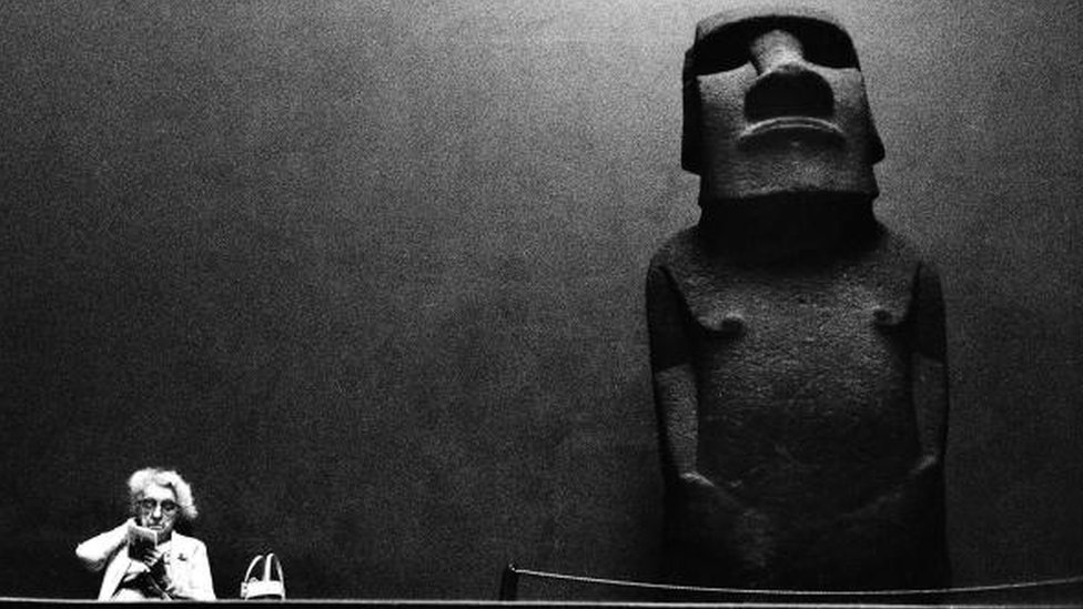 La increíble historia del moai que Reino Unido 