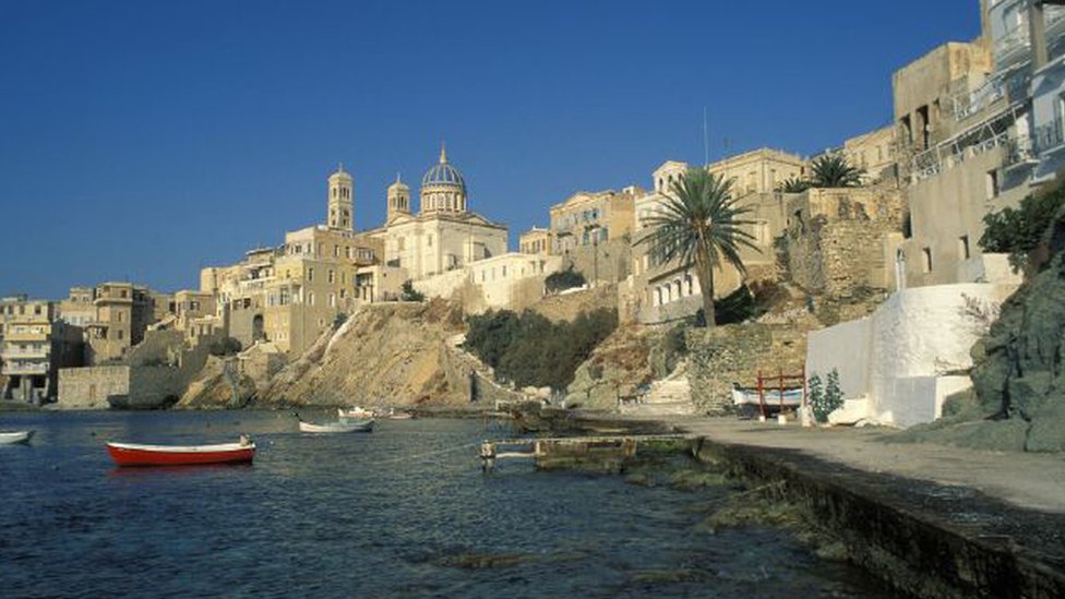 La paradisiaca isla de Grecia que ofrece un trabajo de ensueño (para los amantes de los gatos)
