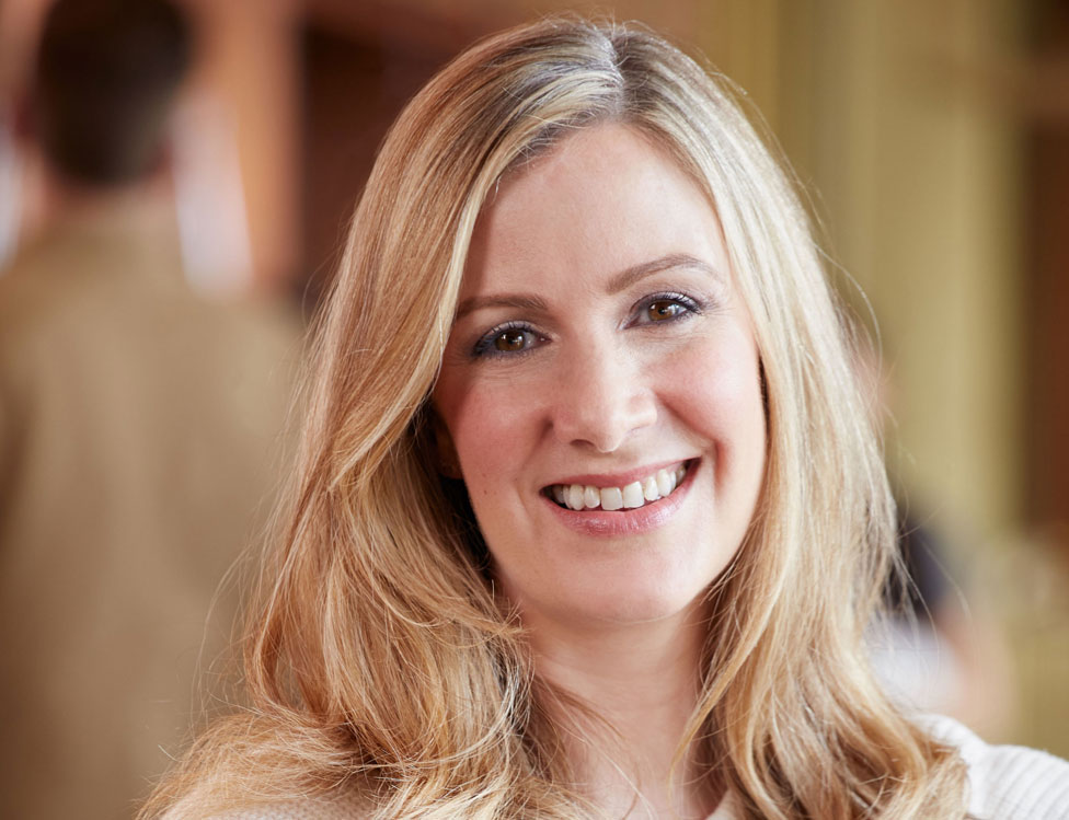 Rachael Bland, la presentadora de la BBC que anunció que le quedan unos días de vida tras narrar en un podcast su lucha contra el cáncer de seno