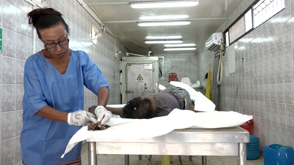 La extraordinaria historia de Sonia Bermúdez, la mujer que entierra en su cementerio a los migrantes venezolanos que mueren en Colombia